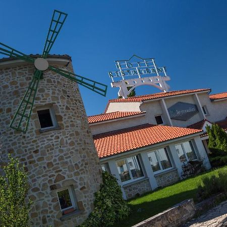 Logis Hotel Le Moulin Des Gardelles Riom Exterior foto