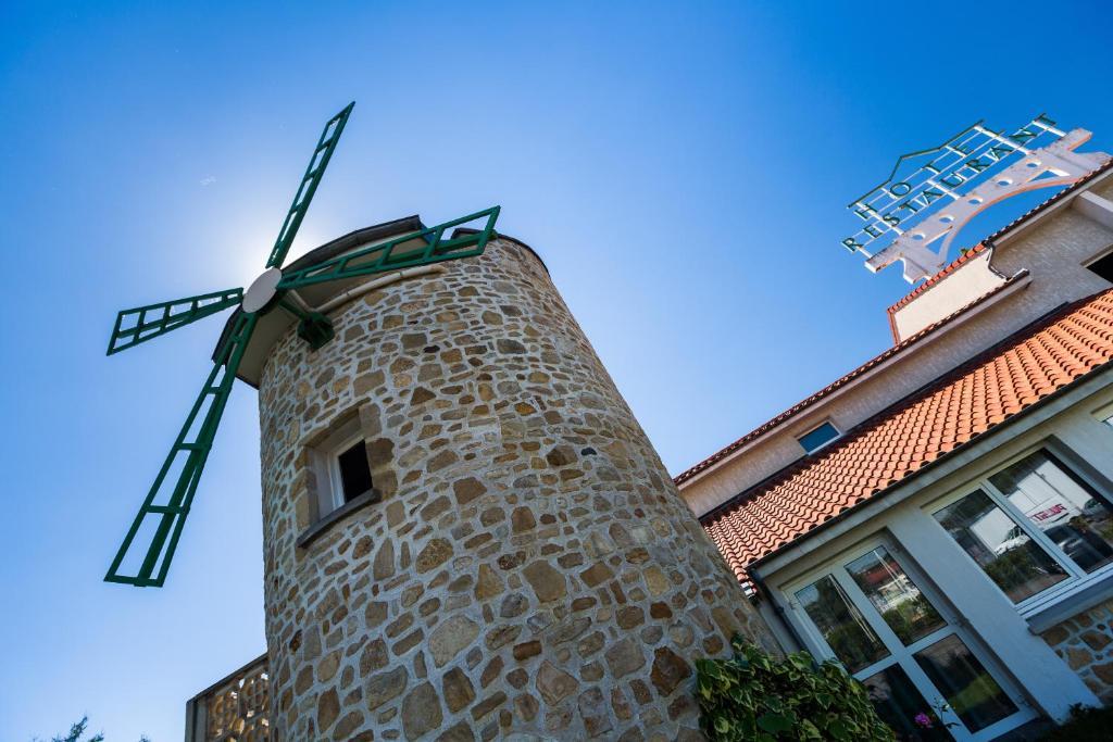 Logis Hotel Le Moulin Des Gardelles Riom Exterior foto