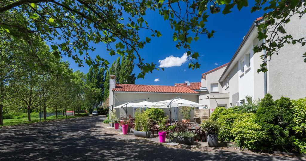 Logis Hotel Le Moulin Des Gardelles Riom Exterior foto