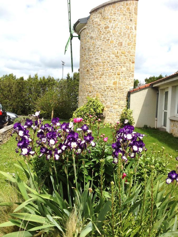 Logis Hotel Le Moulin Des Gardelles Riom Exterior foto